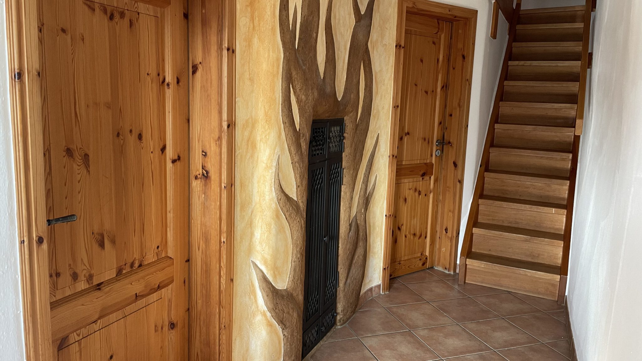 Zugang zum Gäste-WC und Treppenaufgang in 1. OG