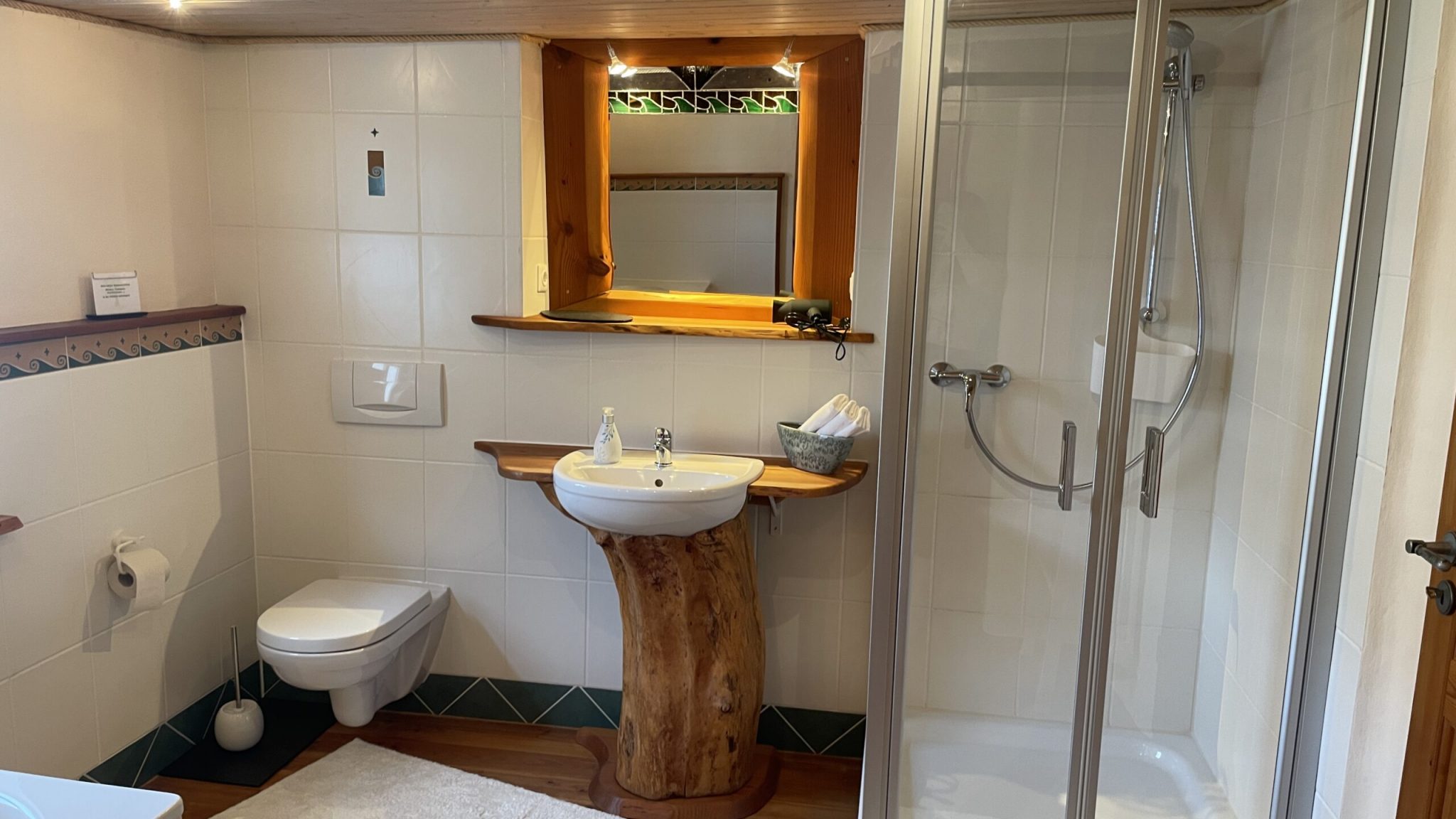 Bad mit Dusche, Badewanne und WC im 1. OG