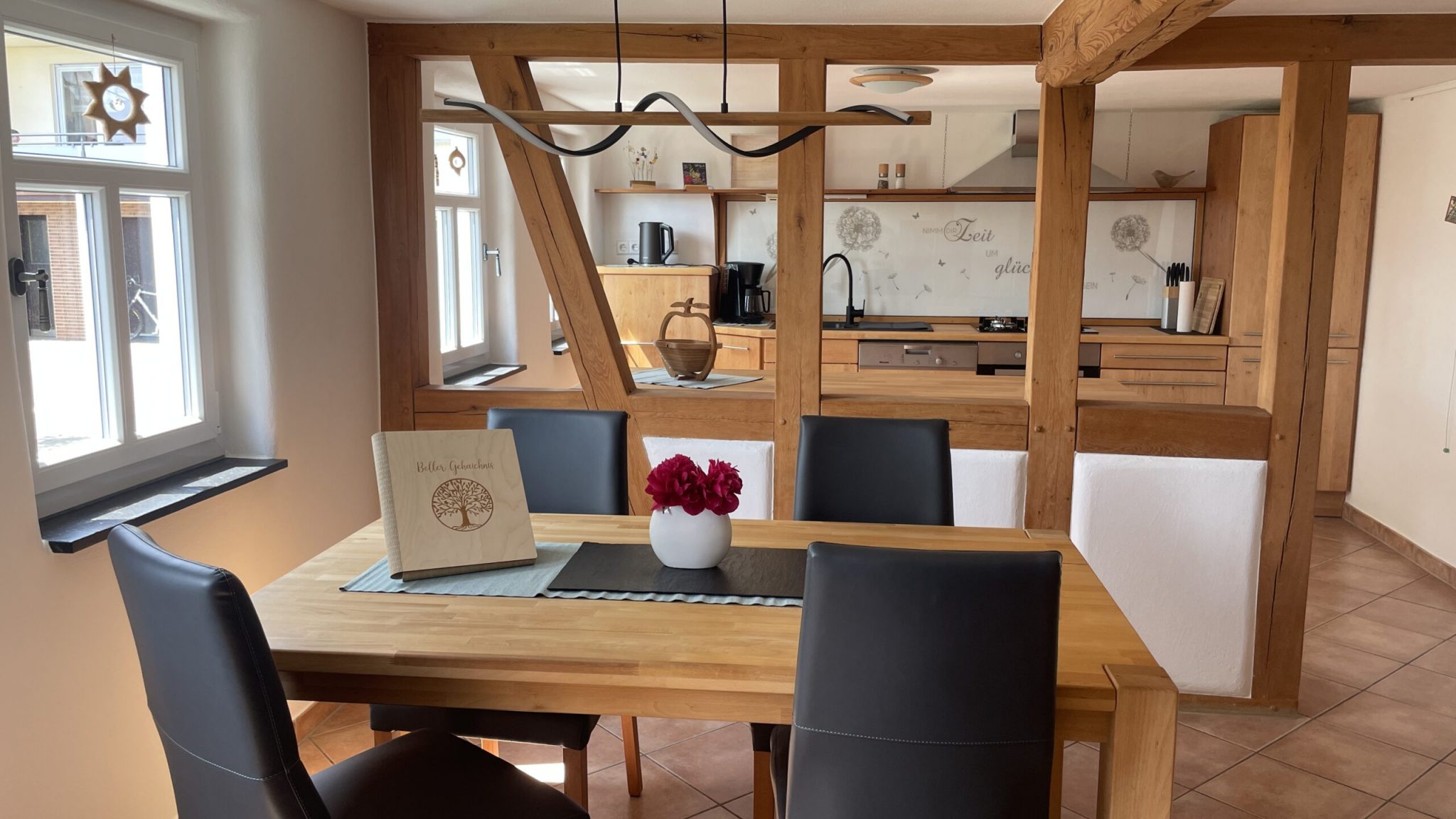 Tisch erweiterbar für bis zu neun Personen