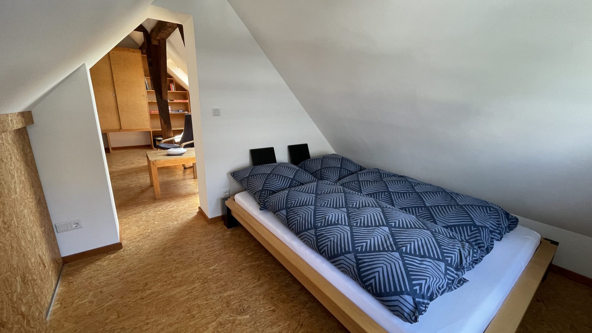 Doppelbett im Dachgeschoss (160x200)