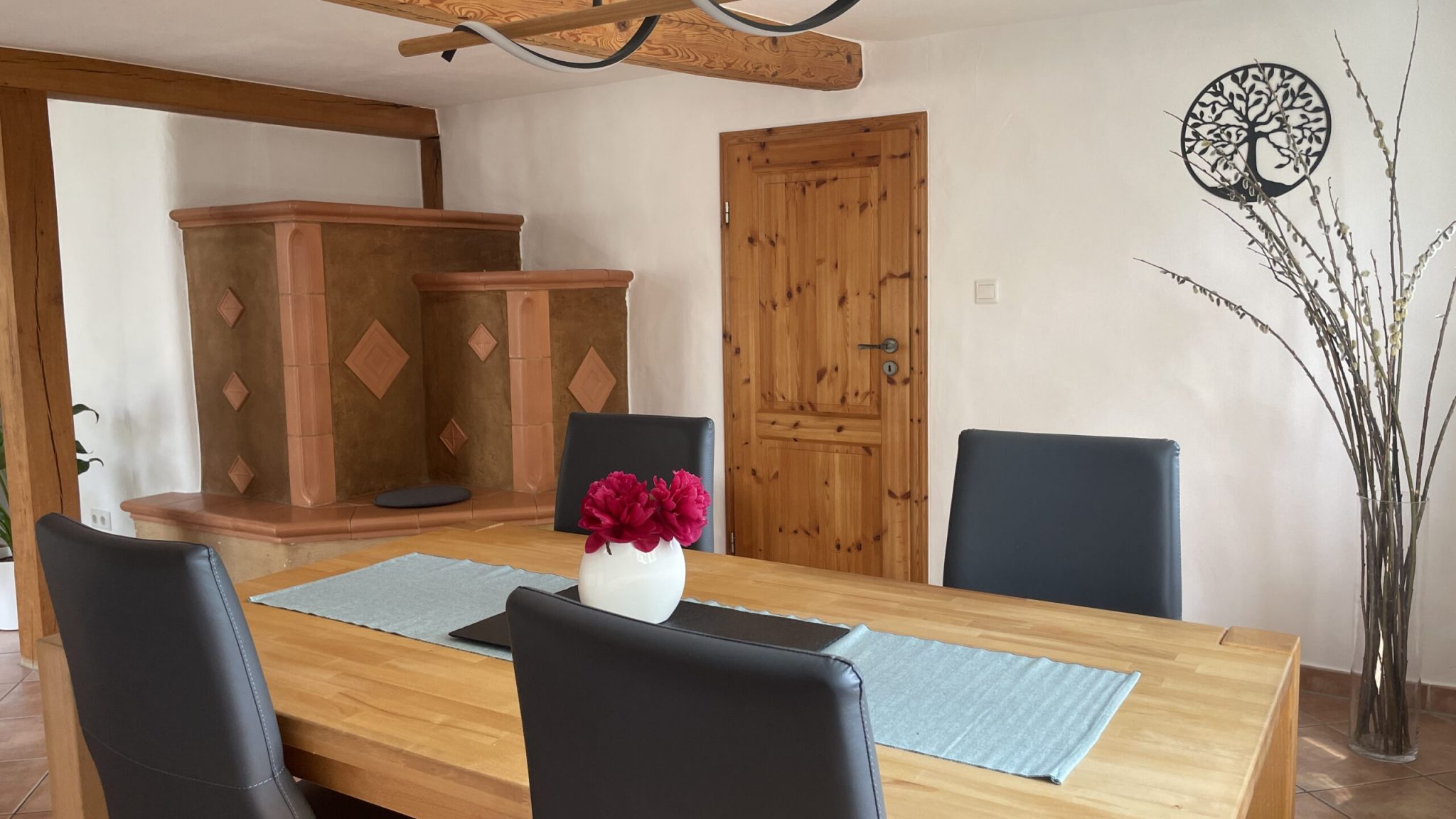 Essbereich mit Blick auf Kachelofen